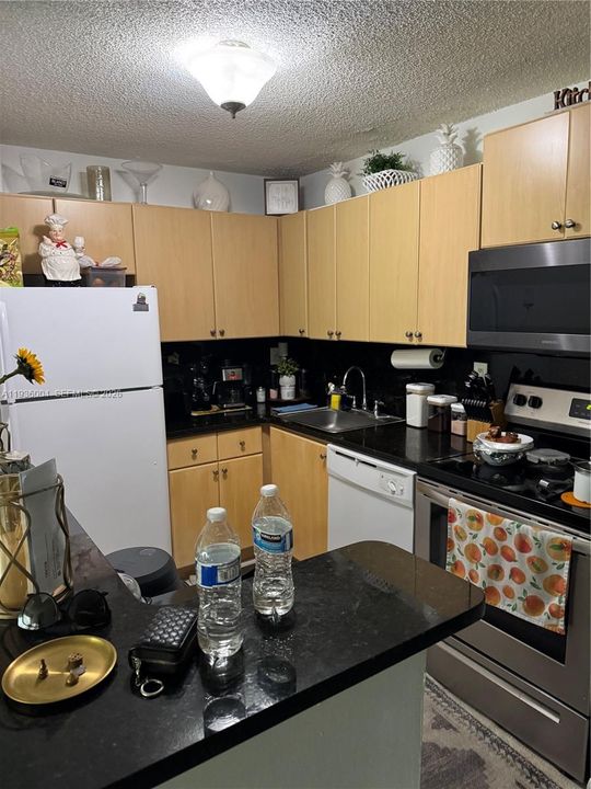 For Sale: $225,000 (2 beds, 1 baths, 848 Square Feet)