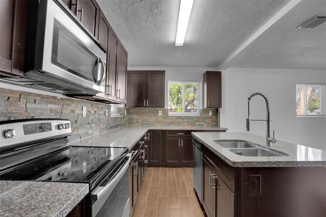 For Rent: $3,200 (3 beds, 2 baths, 998 Square Feet)