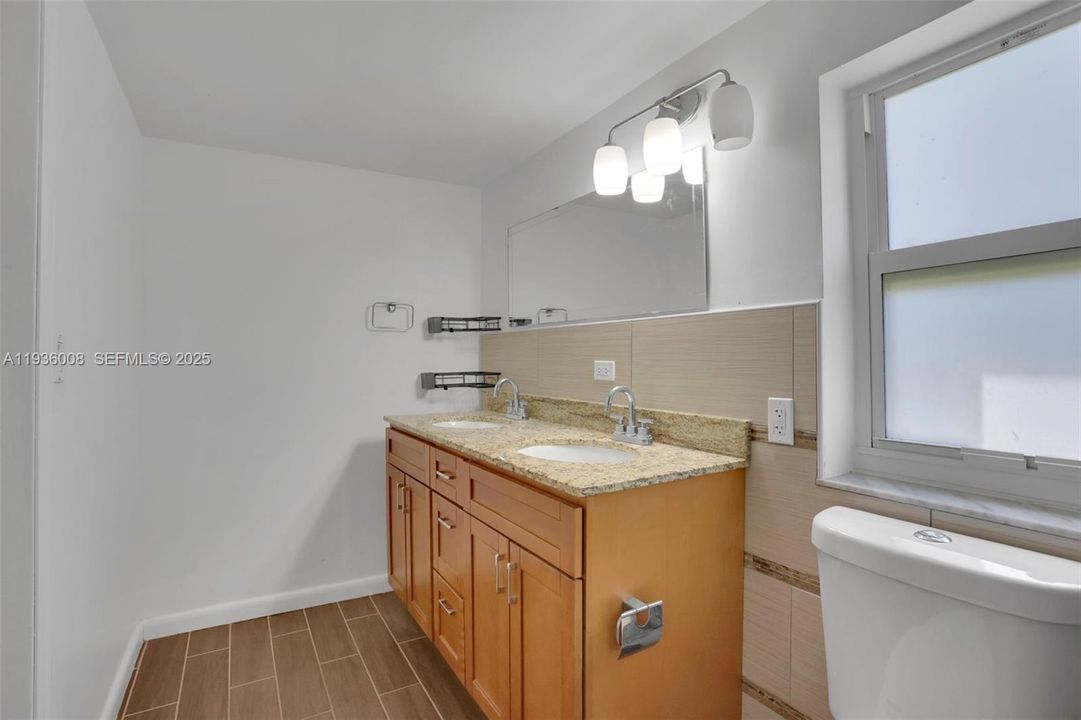 For Rent: $3,200 (3 beds, 2 baths, 998 Square Feet)