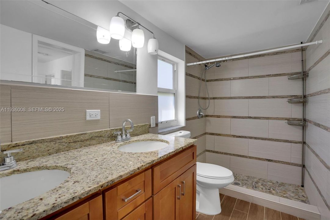 For Rent: $3,200 (3 beds, 2 baths, 998 Square Feet)