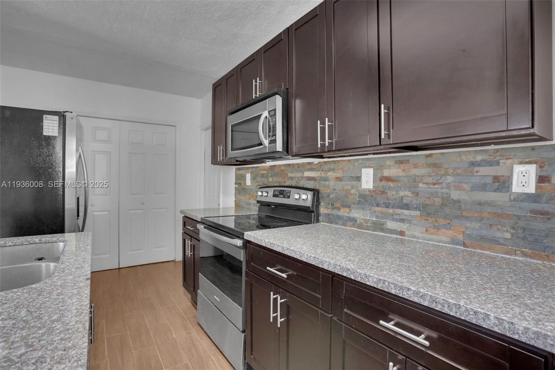 For Rent: $3,200 (3 beds, 2 baths, 998 Square Feet)