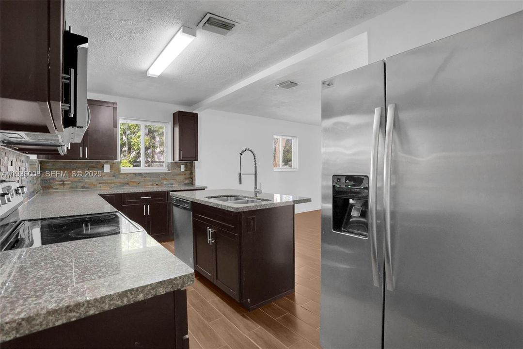 For Rent: $3,200 (3 beds, 2 baths, 998 Square Feet)