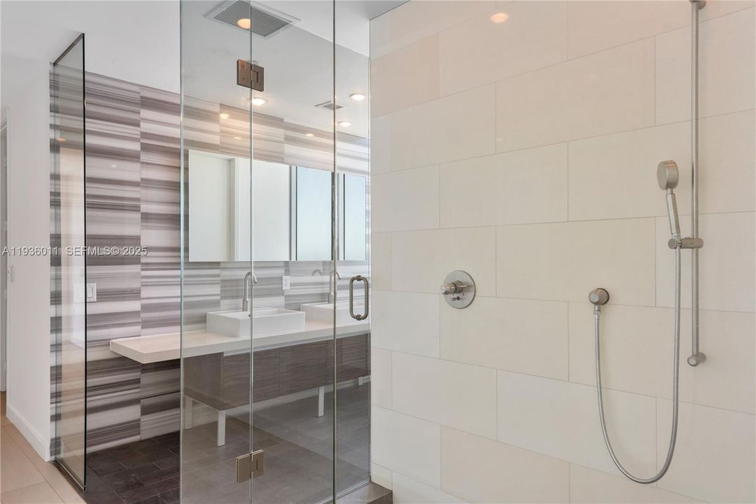 For Rent: $8,900 (2 beds, 3 baths, 2081 Square Feet)