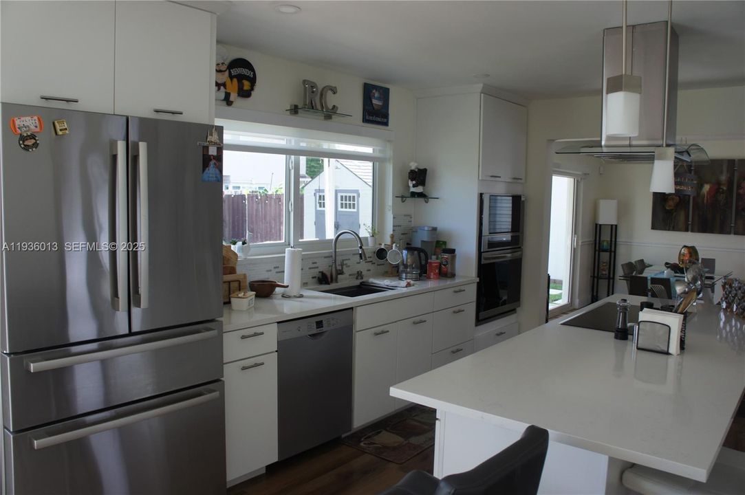 Под контрактом: $680,000 (3 спален, 2 ванн, 1938 Квадратных фут)