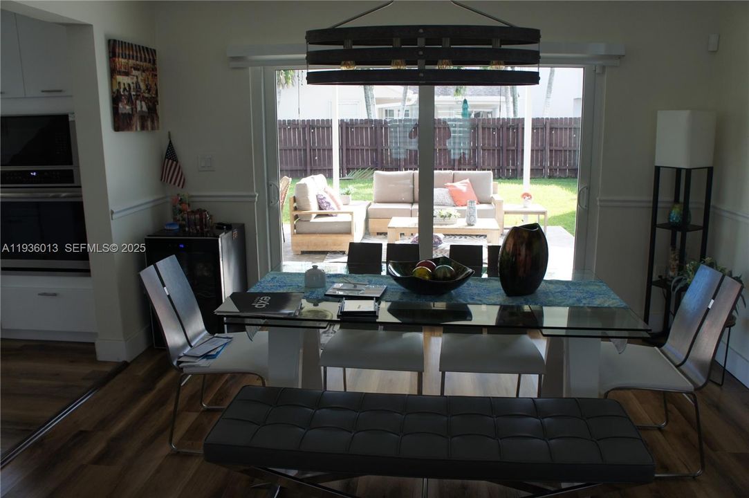 Под контрактом: $680,000 (3 спален, 2 ванн, 1938 Квадратных фут)