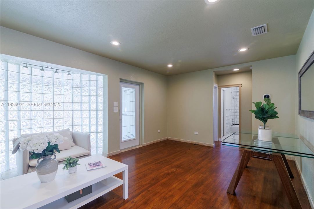 For Rent: $5,300 (4 beds, 2 baths, 1520 Square Feet)