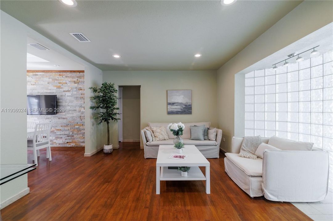 For Rent: $5,300 (4 beds, 2 baths, 1520 Square Feet)