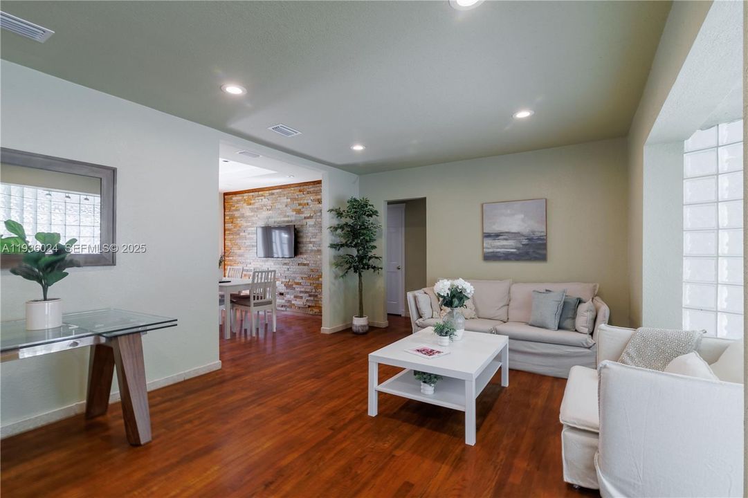 For Rent: $5,300 (4 beds, 2 baths, 1520 Square Feet)