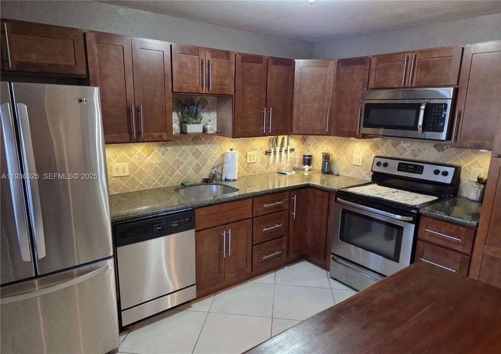 For Sale: $310,000 (2 beds, 2 baths, 1231 Square Feet)