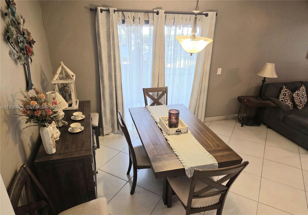 For Sale: $310,000 (2 beds, 2 baths, 1231 Square Feet)