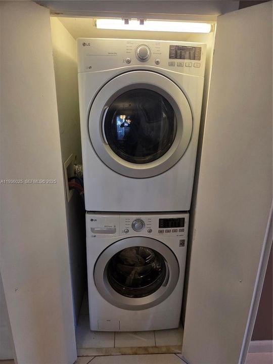 For Sale: $310,000 (2 beds, 2 baths, 1231 Square Feet)