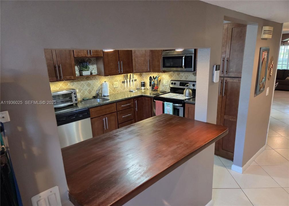 For Sale: $310,000 (2 beds, 2 baths, 1231 Square Feet)