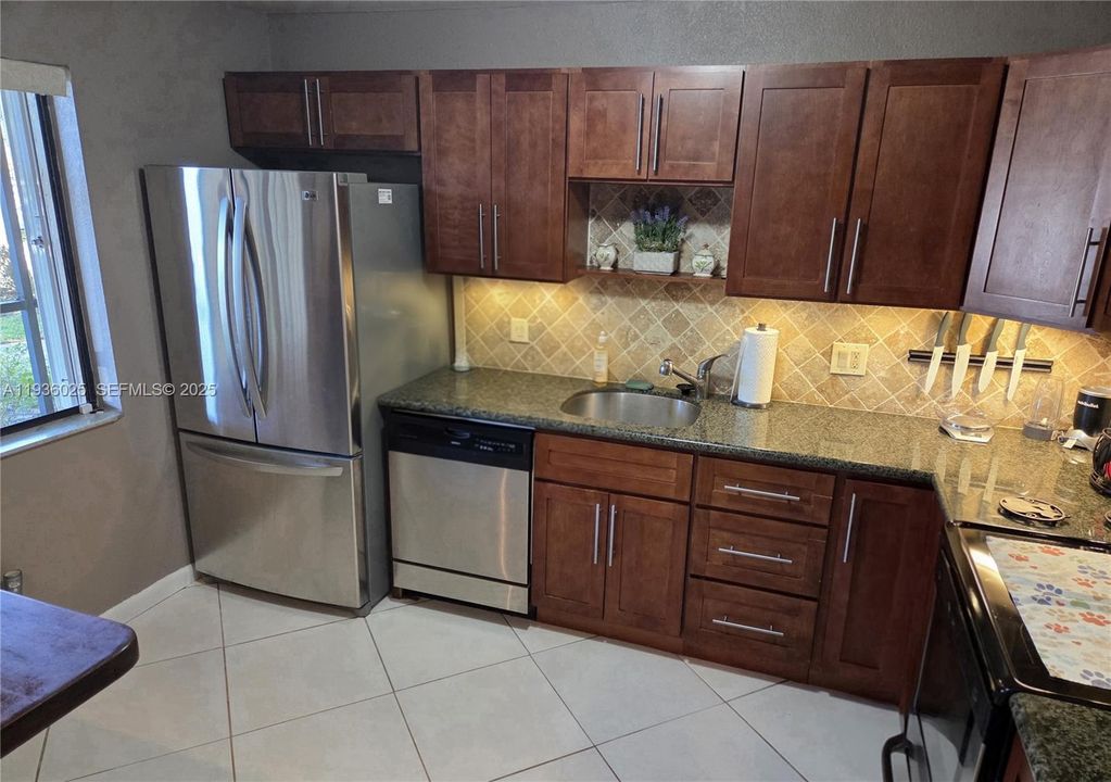 For Sale: $310,000 (2 beds, 2 baths, 1231 Square Feet)