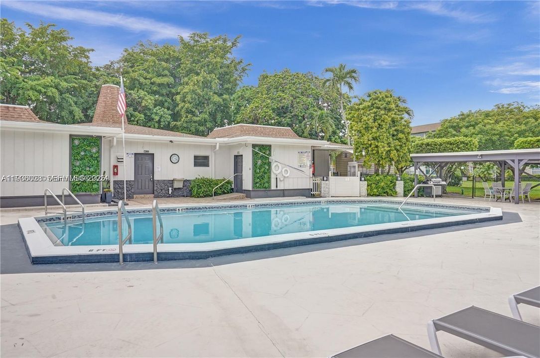 На продажу: $119,900 (2 спален, 2 ванн, 944 Квадратных фут)