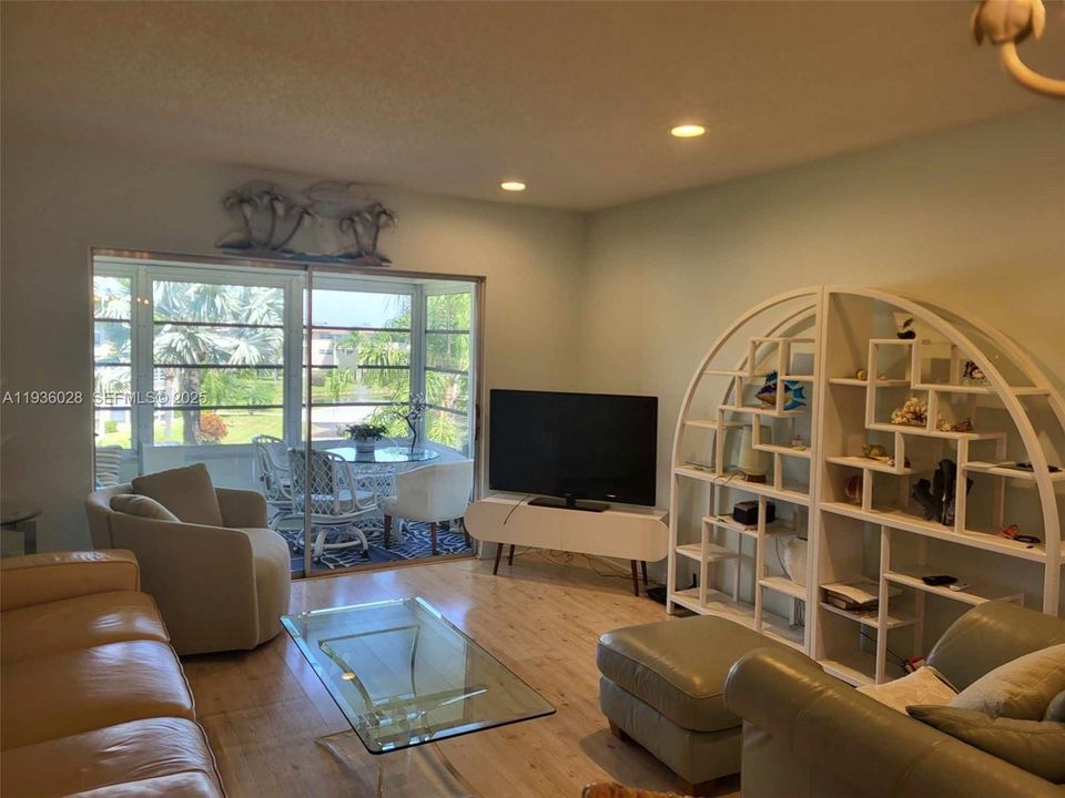 На продажу: $119,900 (2 спален, 2 ванн, 944 Квадратных фут)