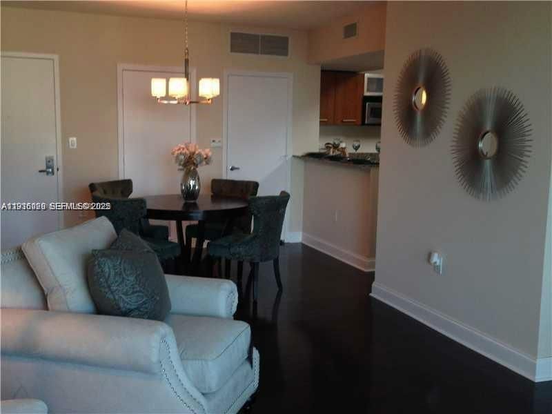 For Sale: $329,000 (1 beds, 1 baths, 797 Square Feet)
