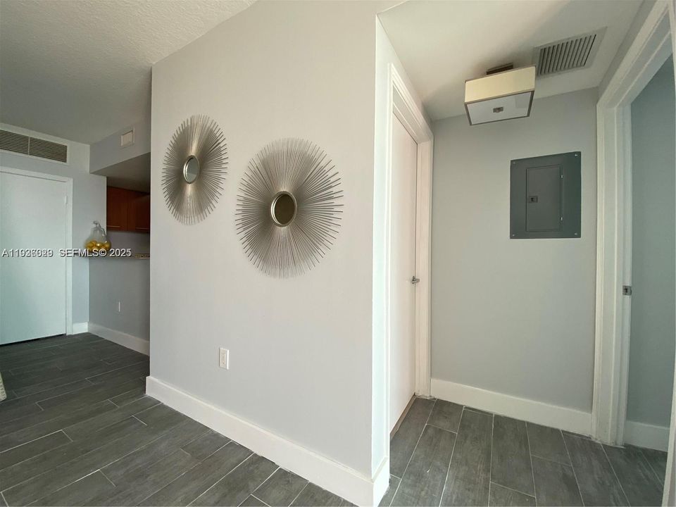 For Sale: $329,000 (1 beds, 1 baths, 797 Square Feet)