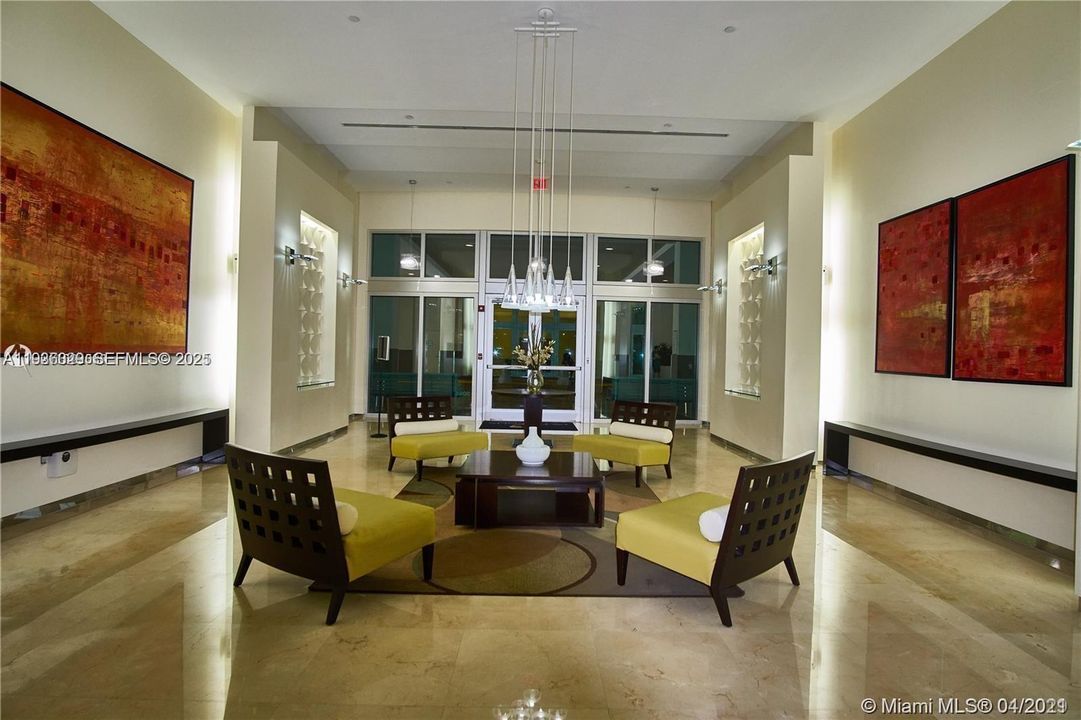 For Sale: $329,000 (1 beds, 1 baths, 797 Square Feet)