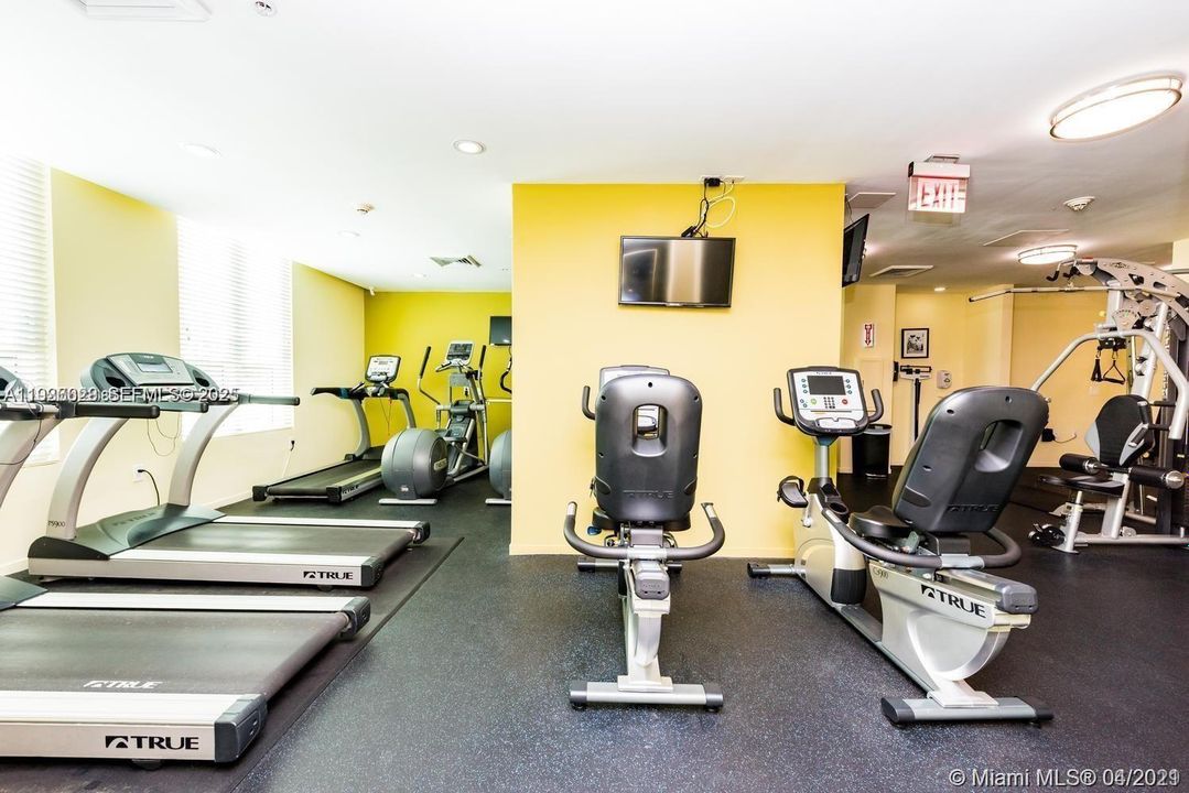 For Sale: $329,000 (1 beds, 1 baths, 797 Square Feet)