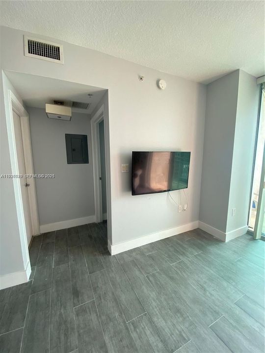 For Sale: $329,000 (1 beds, 1 baths, 797 Square Feet)