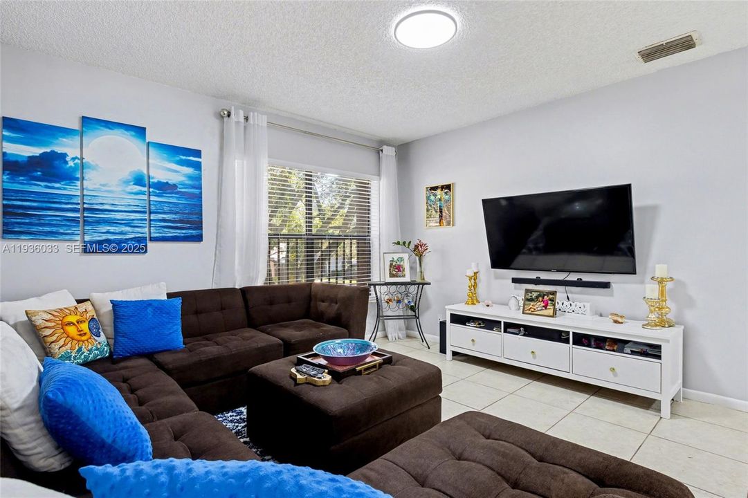 En Venta: $315,000 (3 camas, 2 baños, 1120 Pies cuadrados)