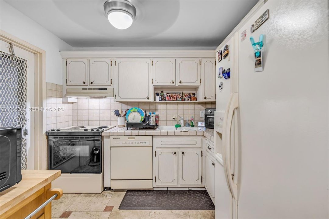 待售: $190,000 (2 贝兹, 2 浴室, 961 平方英尺)