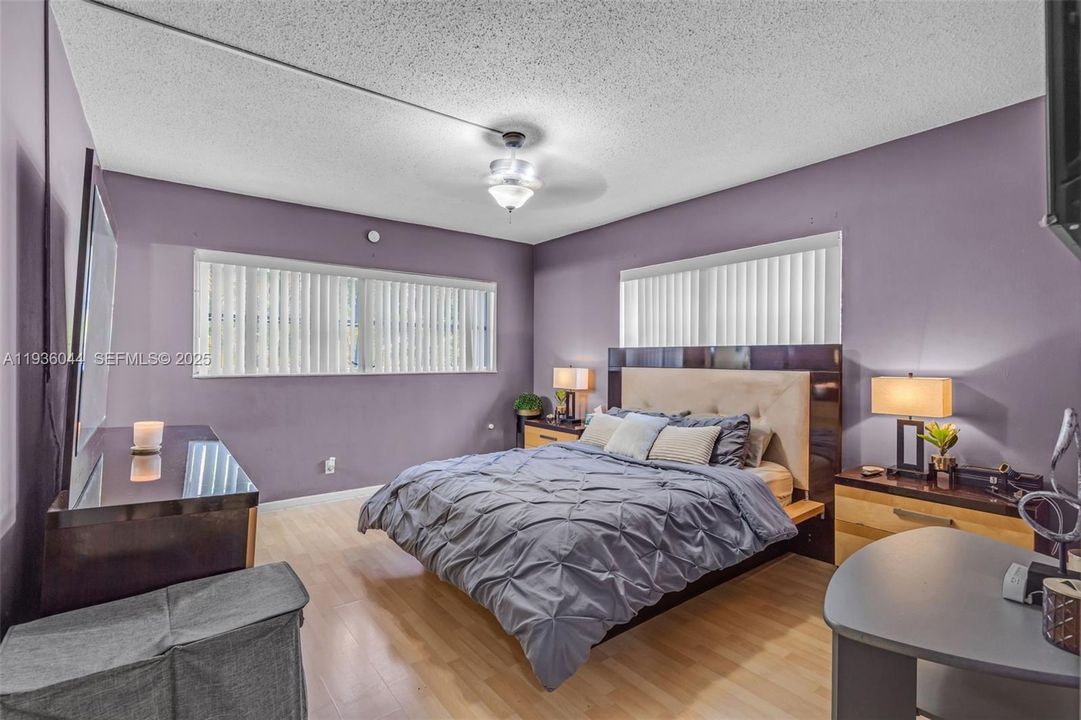 待售: $190,000 (2 贝兹, 2 浴室, 961 平方英尺)