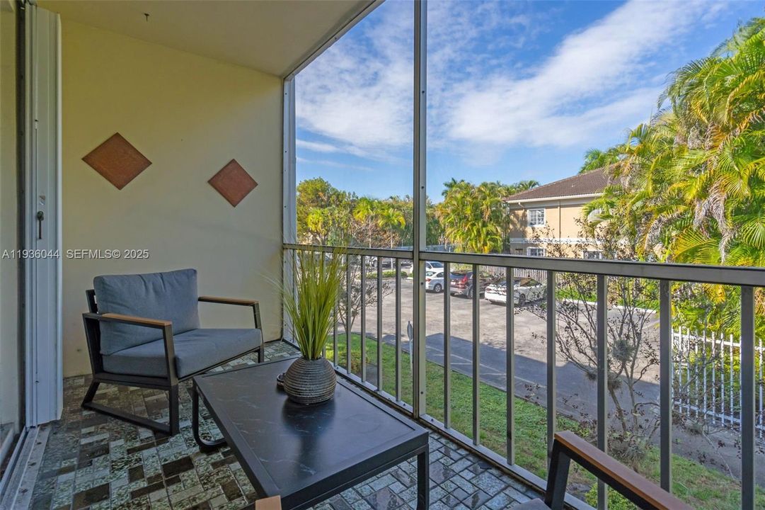 待售: $190,000 (2 贝兹, 2 浴室, 961 平方英尺)