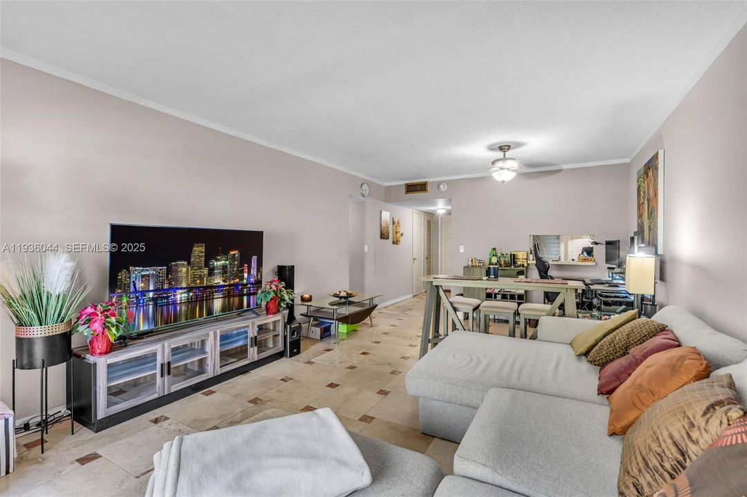 待售: $190,000 (2 贝兹, 2 浴室, 961 平方英尺)