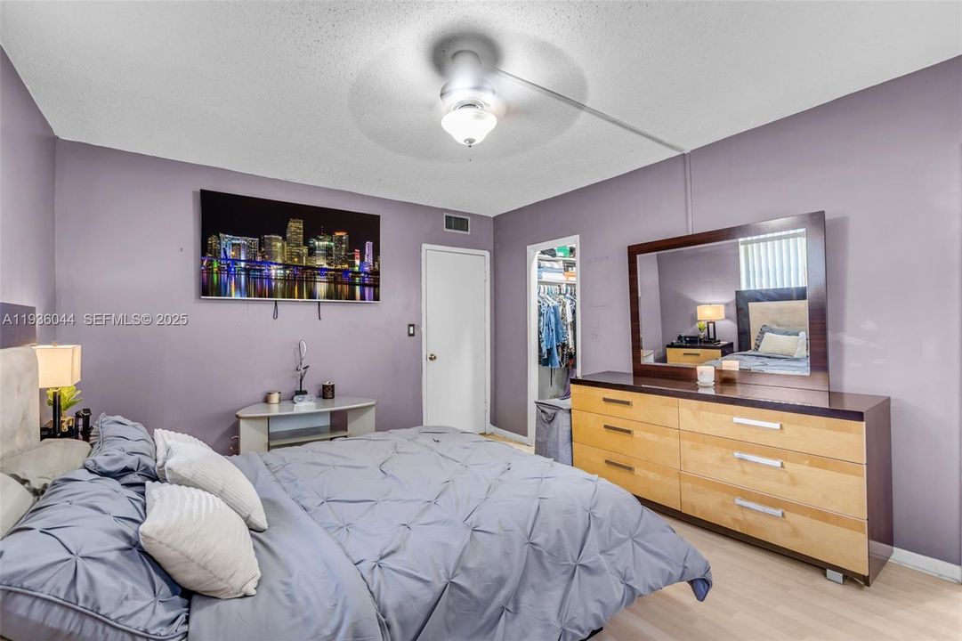 待售: $190,000 (2 贝兹, 2 浴室, 961 平方英尺)