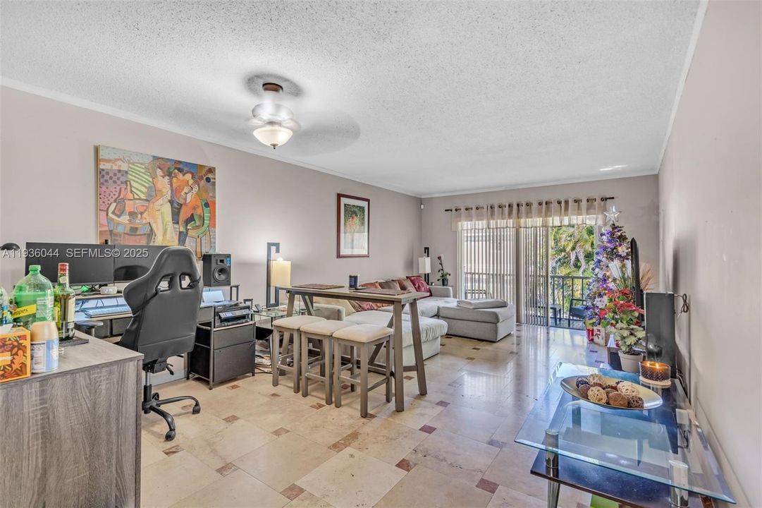 待售: $190,000 (2 贝兹, 2 浴室, 961 平方英尺)