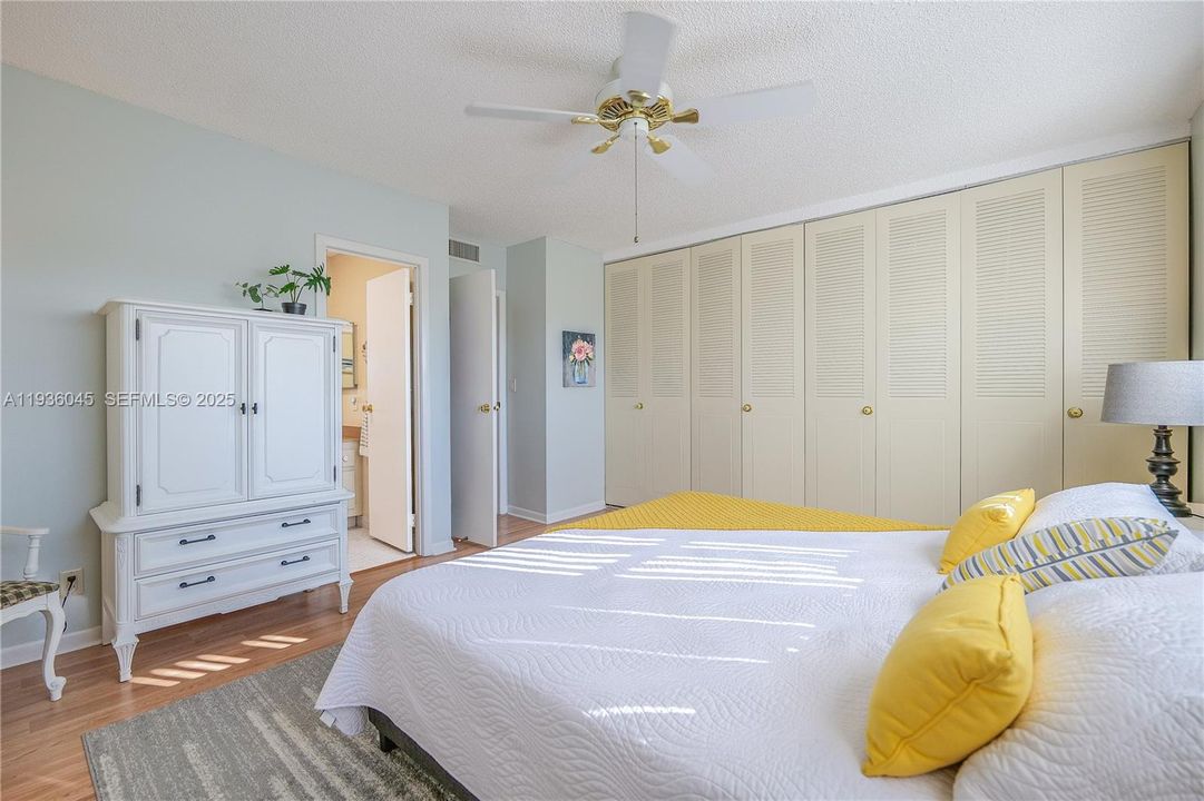 На продажу: $119,900 (2 спален, 2 ванн, 944 Квадратных фут)