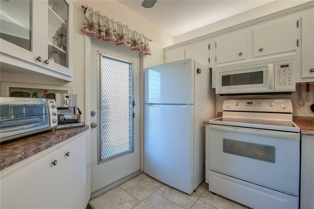 На продажу: $119,900 (2 спален, 2 ванн, 944 Квадратных фут)