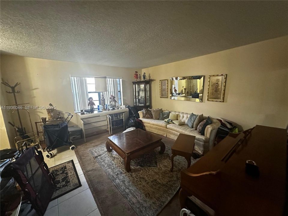 待售: $305,000 (2 贝兹, 2 浴室, 1830 平方英尺)