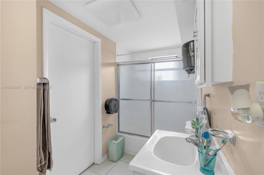 MANAGERS BATHROOM3 BATHROOMS ON SITE