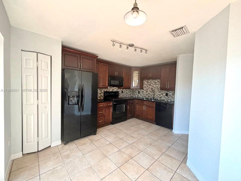 For Rent: $3,200 (4 beds, 2 baths, 1667 Square Feet)