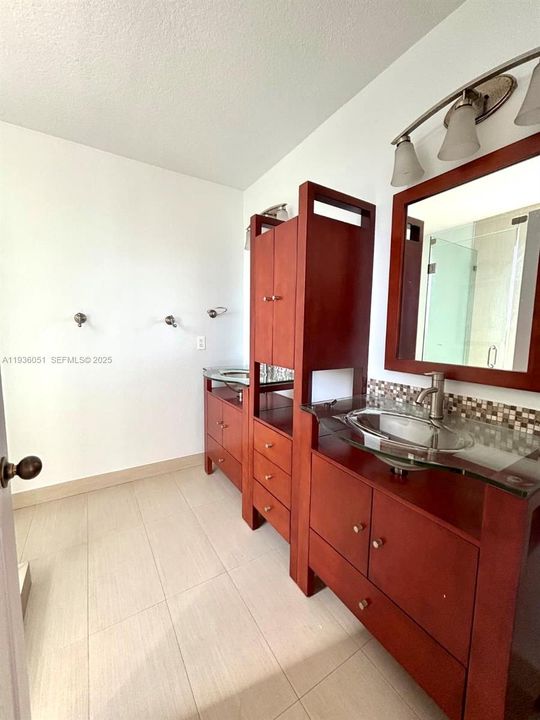 For Rent: $3,200 (4 beds, 2 baths, 1667 Square Feet)