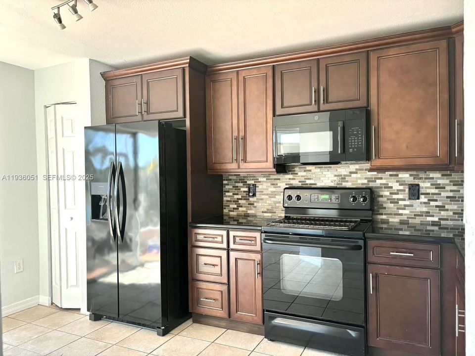 For Rent: $3,200 (4 beds, 2 baths, 1667 Square Feet)