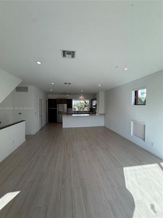 For Rent: $4,000 (3 beds, 3 baths, 40733 Square Feet)