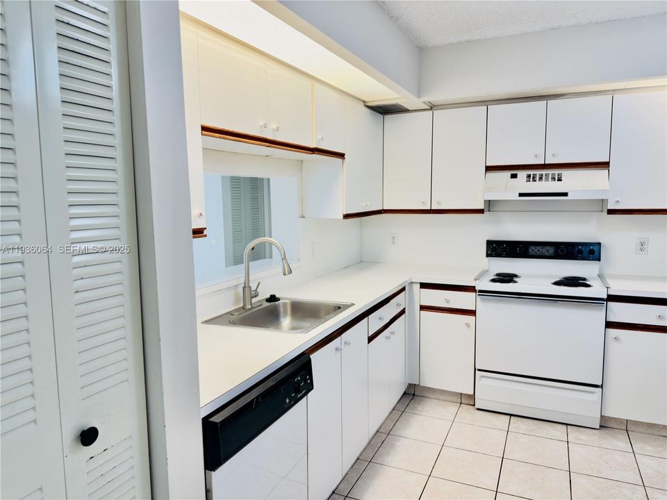 待售: $144,500 (1 贝兹, 1 浴室, 940 平方英尺)