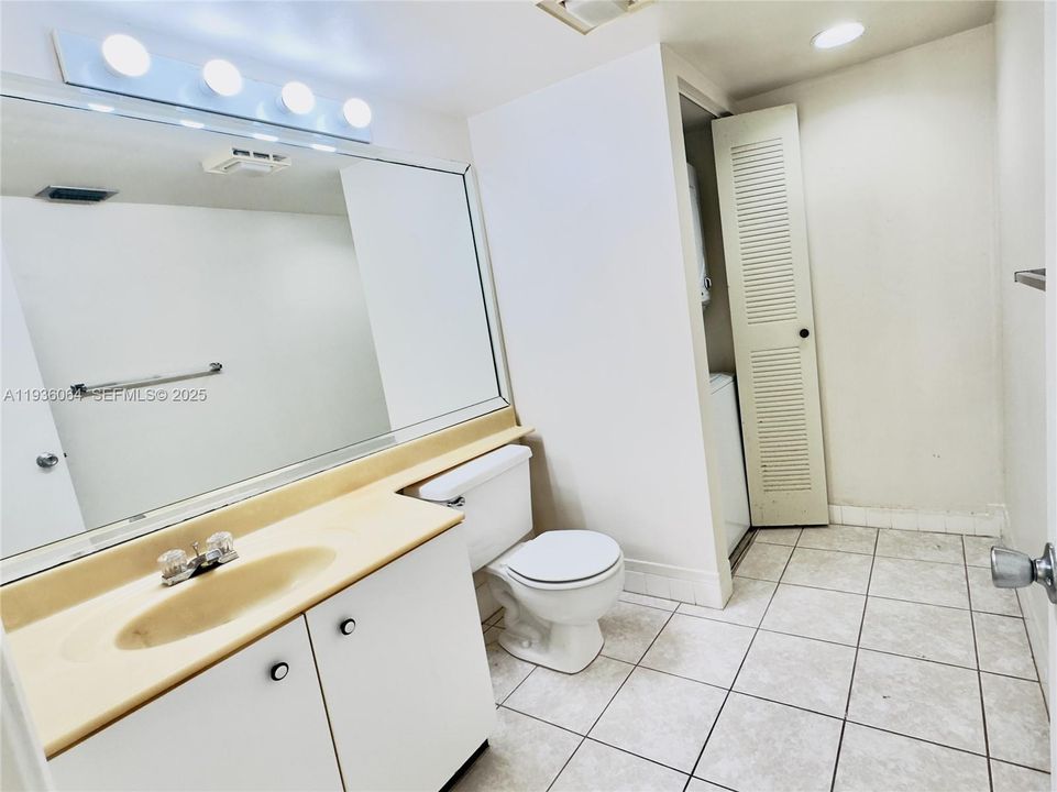 Half bathroom w/laundry