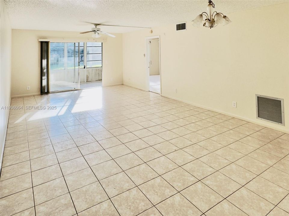 待售: $144,500 (1 贝兹, 1 浴室, 940 平方英尺)