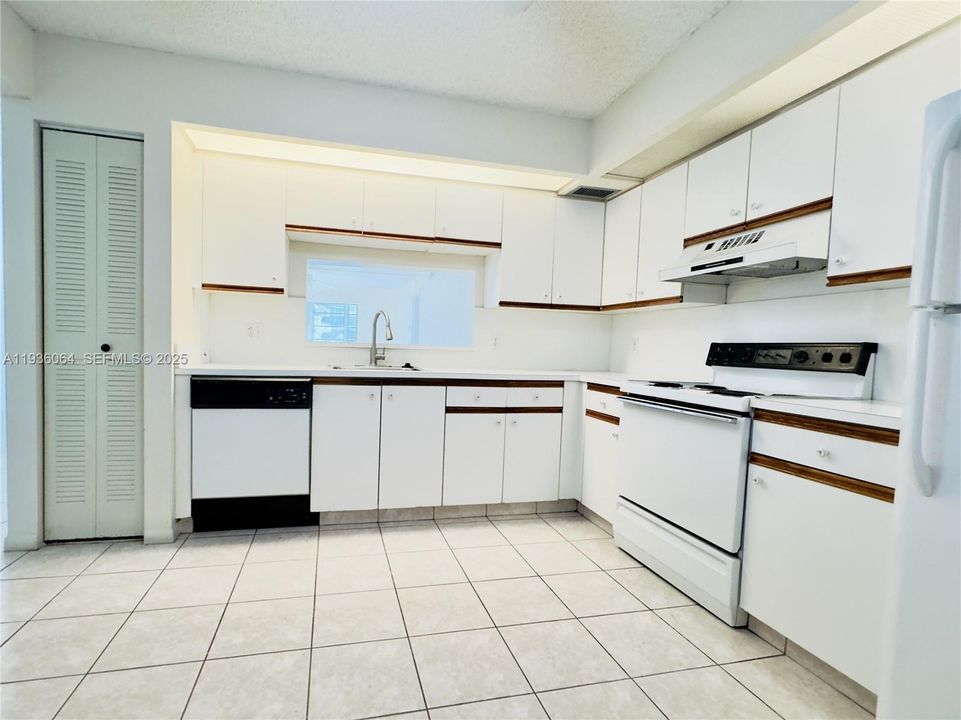 待售: $144,500 (1 贝兹, 1 浴室, 940 平方英尺)