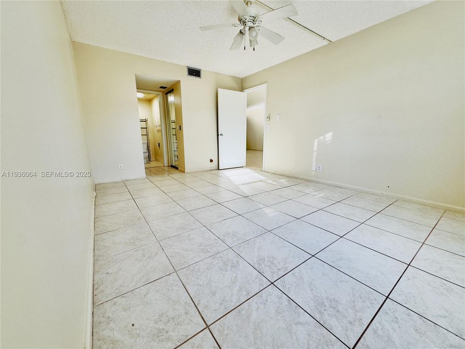 待售: $144,500 (1 贝兹, 1 浴室, 940 平方英尺)