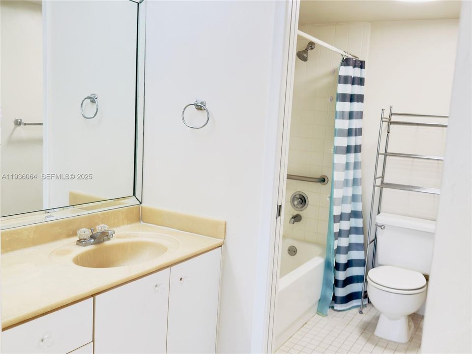 待售: $144,500 (1 贝兹, 1 浴室, 940 平方英尺)