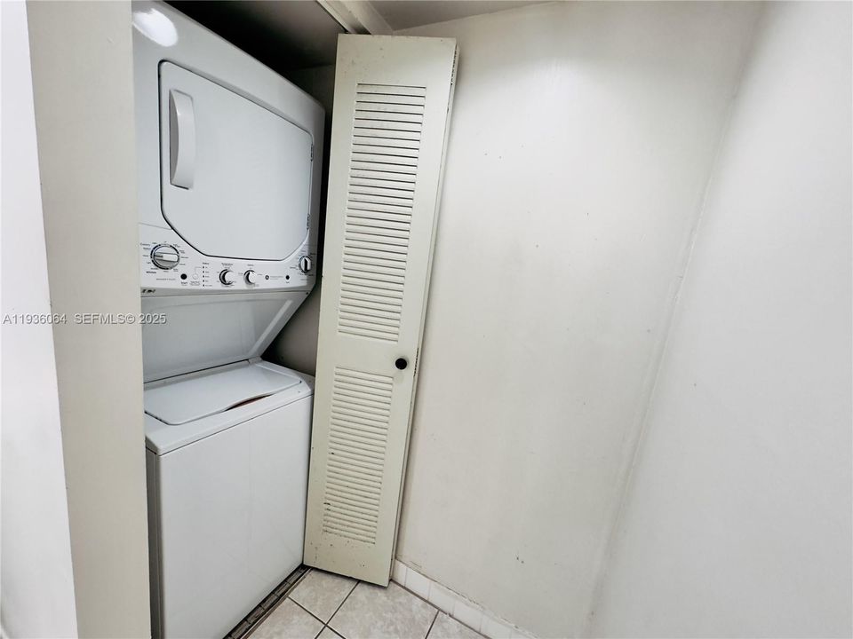 待售: $144,500 (1 贝兹, 1 浴室, 940 平方英尺)