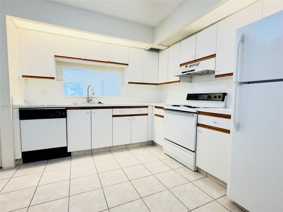 待售: $144,500 (1 贝兹, 1 浴室, 940 平方英尺)