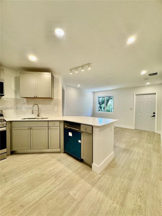 待售: $979,900 (0 贝兹, 0 浴室, 2128 平方英尺)