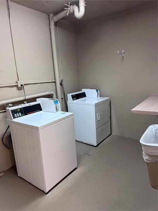 Active With Contract: $254,900 (1 beds, 1 baths, 712 Square Feet)