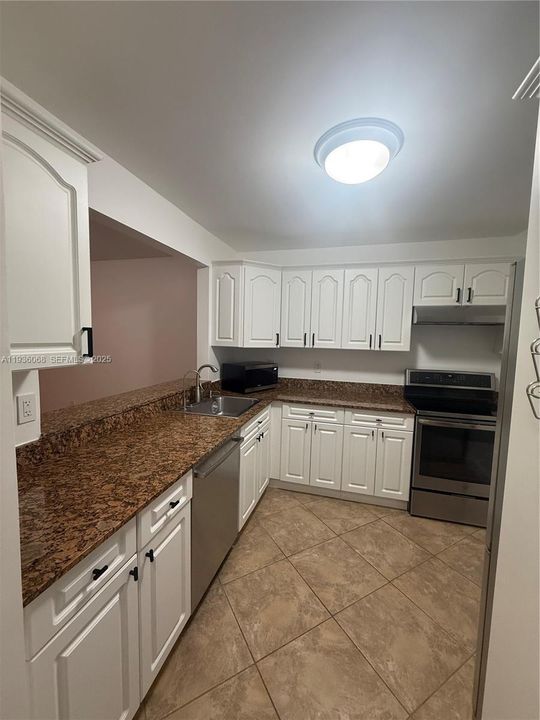 For Sale: $297,500 (1 beds, 1 baths, 712 Square Feet)